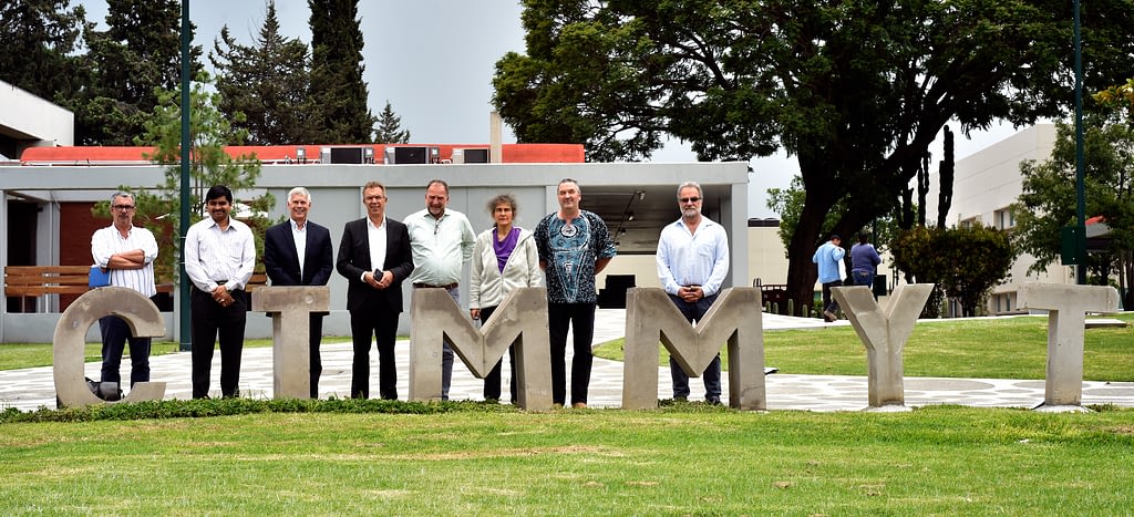 Left to right: Bruno Gerard, Ram Dhulipala, David Bergvinson, Martin Kropff, Víctor Kommerell , Marianne Banziger, Dave Watson and Hans Braun stand for a photograph at CIMMYT’s global headquarters in Texcoco, Mexico. (Photo: Alfonso Cortés/CIMMYT)