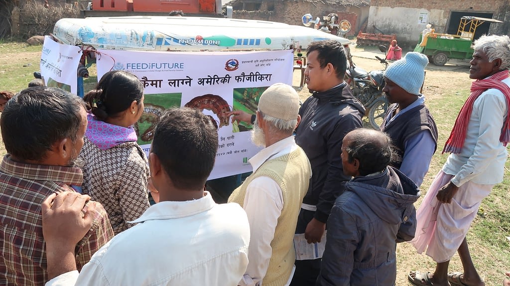 Farmers listen to information about fall armyworm displayed on an auto-rickshaw in Nepal’s Banke district. (Photo: Darbin Joshi/CIMMYT)