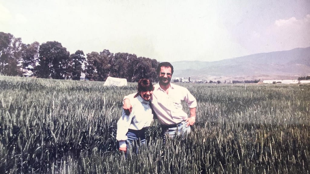 Beyh Akin (left) and Hans Braun in wheat fields in Izmir, Turkey, in 1989. (Photo: CIMMYT)