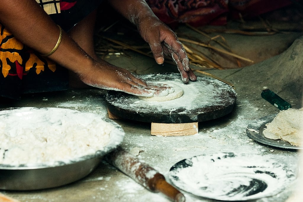 A woman in Bangladesh prepares roti, an unleavened whole wheat bread eaten across the Indian sub-continent. (Photo: S. Mojumder/Drik/CIMMYT)