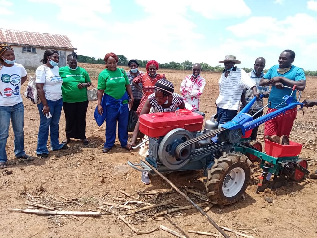 A service provider starts a two-wheel tractor while other participants look on at a training at Gwebi Agricultural College, Zimbabwe. (Photo: Shiela Chikulo/CIMMYT)