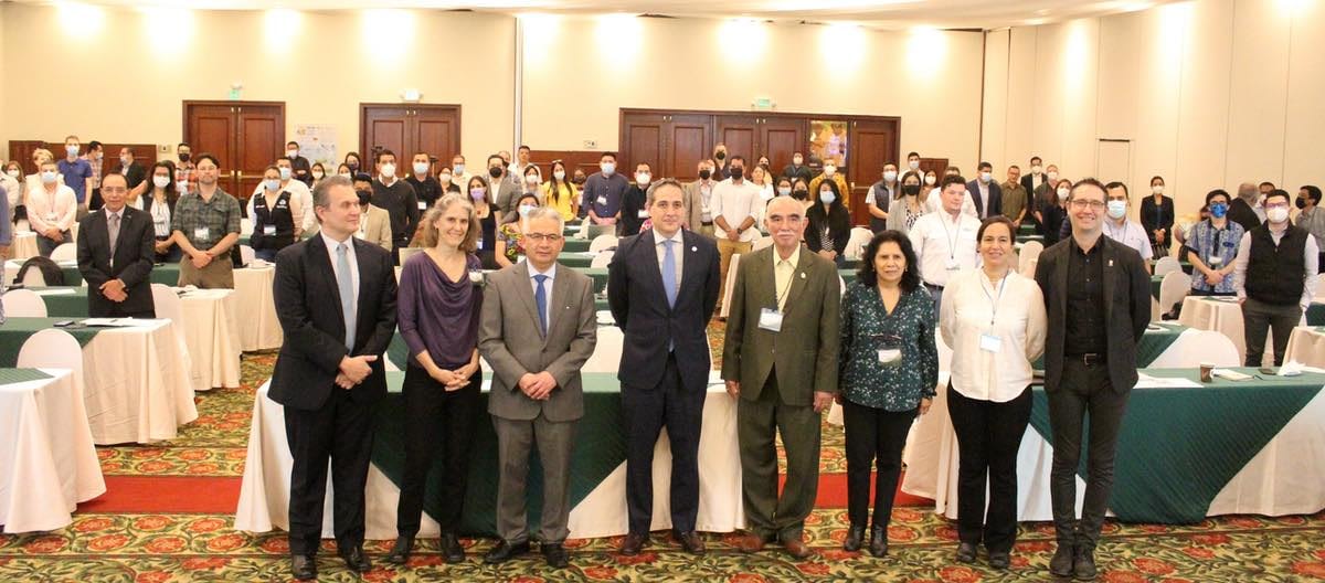 Representantes del liderazgo de CGIAR, los Centros de CGIAR, el gobierno y otras partes interesadas posan para una foto grupal durante el lanzamiento de la Iniciativa Resilient AgriLAC en la Ciudad de Guatemala.  (Foto: CGIAR)