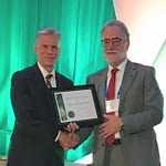 Hans-Joachim Braun (right) receives the International Agronomy Award from Gary Pierzynski, president of the American Society of Agronomy. (Photo: Johanna Franziska Braun/CIMMYT)