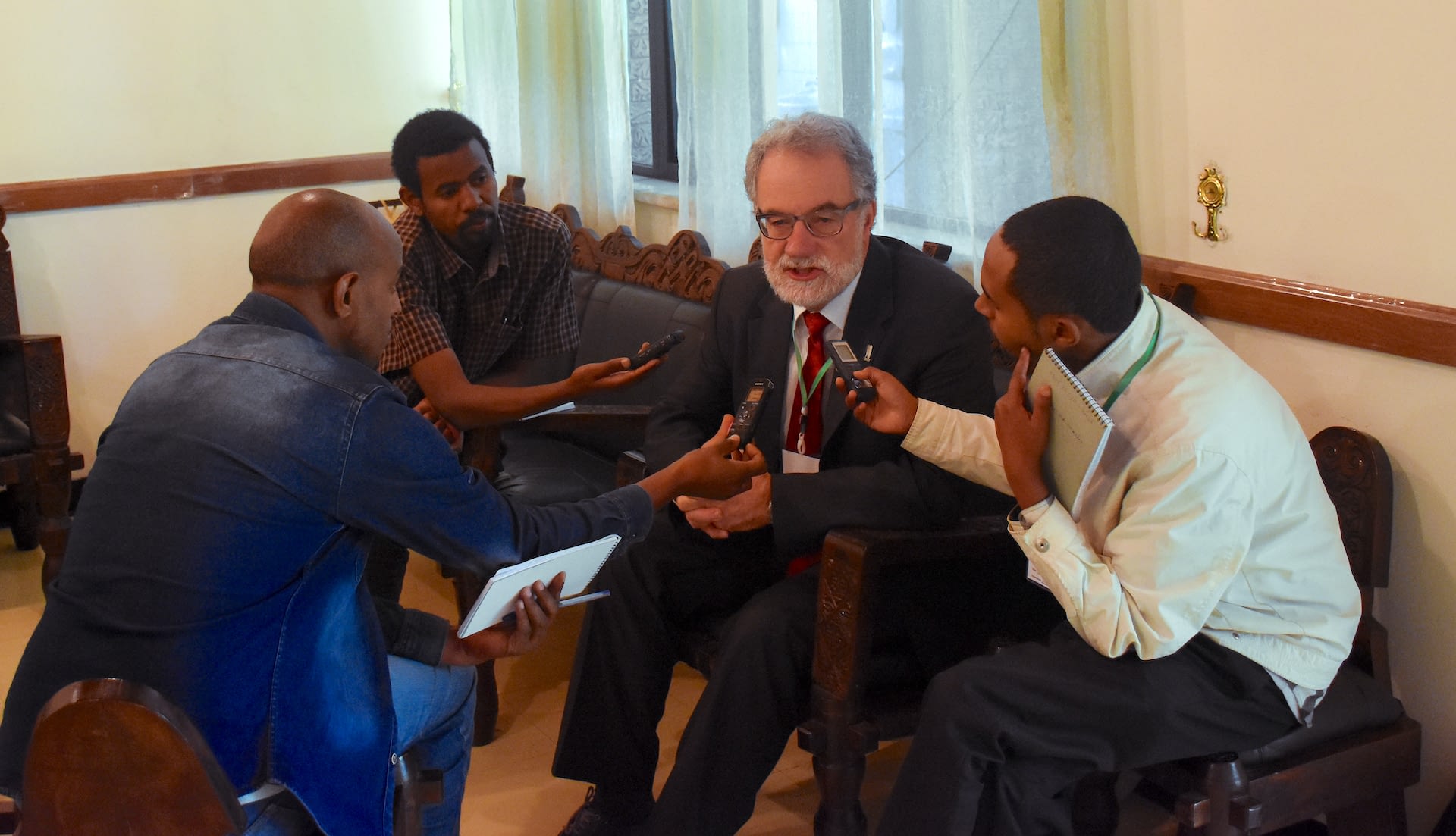 Hans Braun, Director of CIMMYT’s Global Wheat Program of CIMMYT, is interviewed by Ethiopian journalist at an event in 2017. (Photo: CIMMYT)