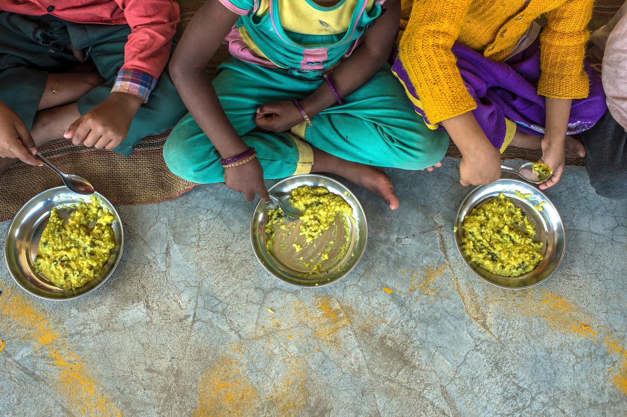 Children eat lunch at a mobile crèche outside Delhi, India. (Photo: Atul Loke/ODI)