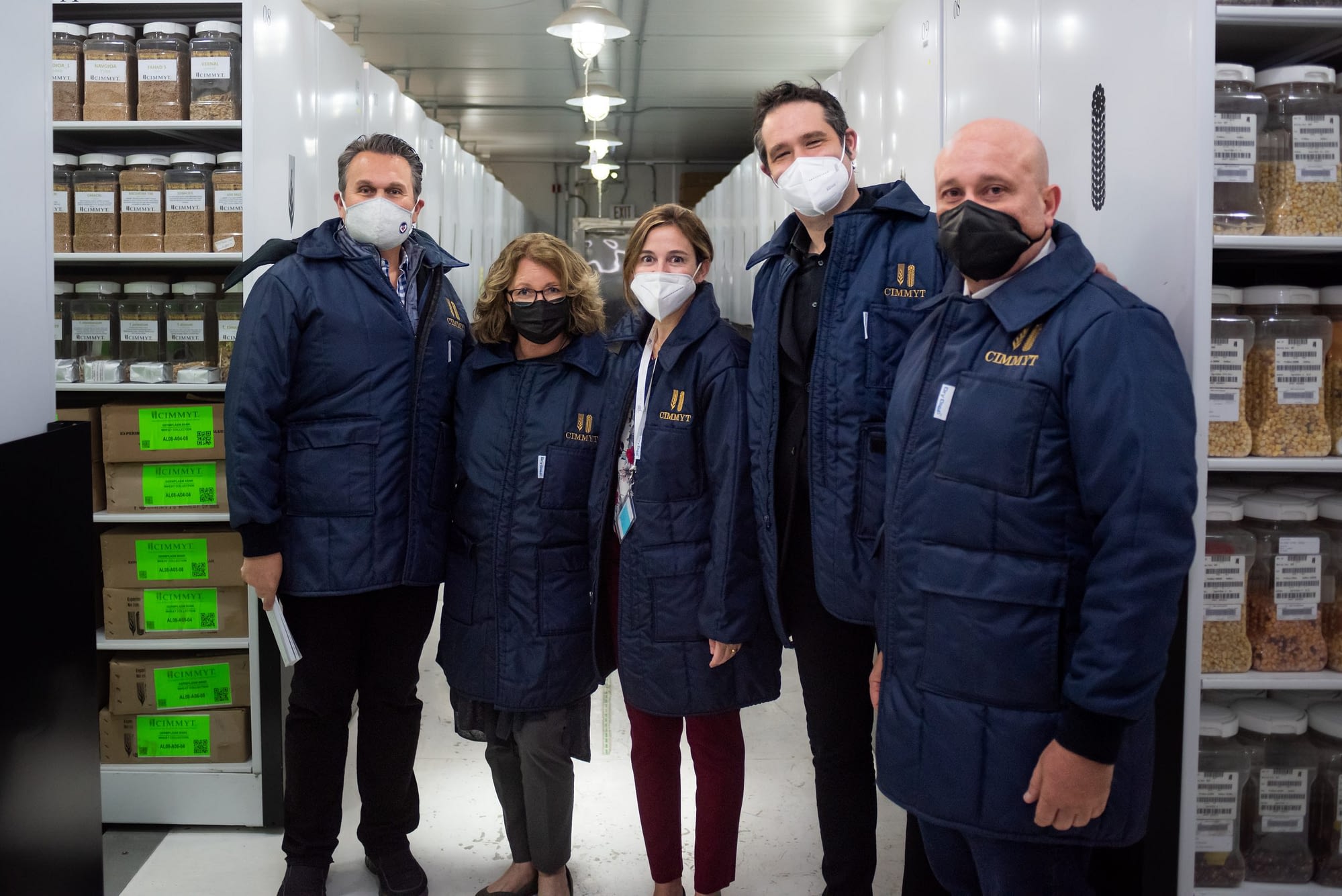 (Left to right) Joaquín Lozano, Claudia Sadoff, Carolina Sansaloni, Bram Govaerts and Alberto Chassaigne stand for a group photo inside the germplasm bank at CIMMYT’s global headquarters in Texcoco, Mexico. (Photo: Alfonso Cortés/CIMMYT)