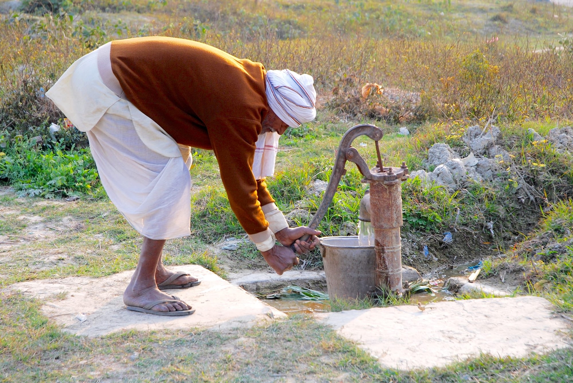 A farmer pumps water in a field close to the Pusa site of the Borlaug Institute for South Asia (BISA), in India’s Bihar state. (Credit: M. DeFreese/CIMMYT)