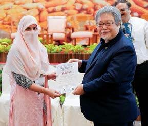 Maize scientist Dr. Saira Bano from Pakistan is presented an award for best poster by Dr. Hiroyuki Konuma, Assistant Director General of FAO RAP