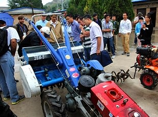 Jack McHugh explains how to operate CIMMYT’s turbo Happy Seeder to Li Chaosu and others from the Sichuan Agricultural Academy of Science. Photo: CIMMYT