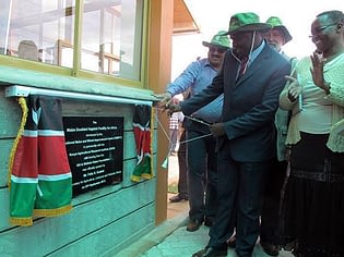 Felix Koskei, Kenya’s Cabinet Secretary for Agriculture, unveils the plaque of the Doubled Haploid Facility in Kiboko, Makueni County. Looking on is Bodduppali Prasanna, director of CIMMYT’s Global Maize Program (Left), Thomas Lumpkin, director general of CIMMYT and Ruth Kyatha from the Makueni County Cabinet Secretary for Agriculture. Photo: Wandera Ojanji