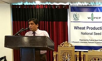 Imtiaz Muhammad addresses the opening session. Photo: CIMMYT-Pakistan.