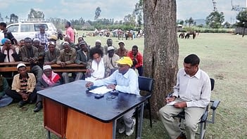 Abebech Assefa leads a discussion after the field day and collects feedback from farmers, project partner representatives and government officials. (Photo by Adefris Teklewold/CIMMYT)