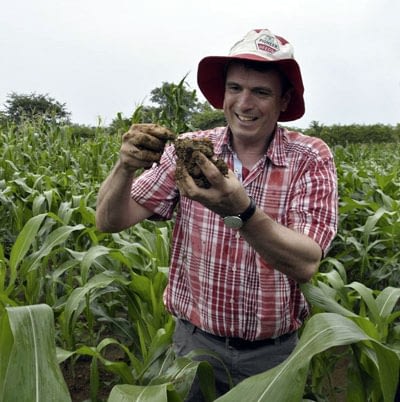 Farmers admiring their maize-cowpea intercrop. Photo: Christian Thierfelder/CIMMYT