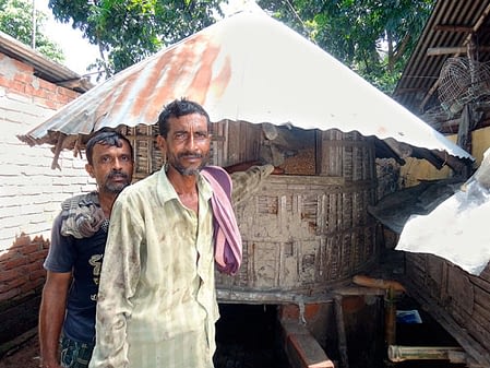 Farmers in Chuadanga, Bangladesh, modified their traditional golas to be able to store maize longer and earn higher profits. Photo: Abdul Momin-CIMMYT