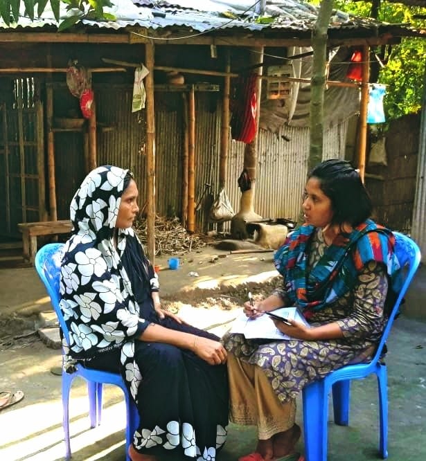 Pragya Timsina interviewing a farmer in Rangpur, Bangladesh. (Photo: Manisha Shrestha/CIMMYT)