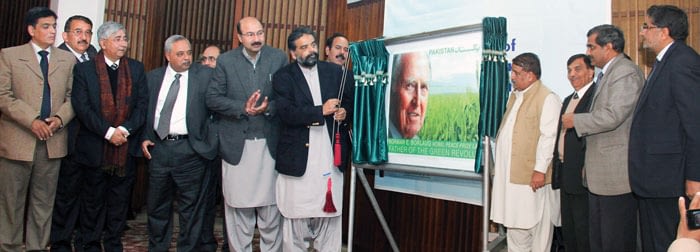  Mr. Sikhandar Hayat Khan Bossan, Federal Minister for Food Security and Research, Pakistan, unveils a new stamp to commemorate the 100th birthday in 2014 of late wheat scientist and Nobel Peace Prize Laureate, Dr. Norman E. Borlaug. Photo: Amina Khan/CIMMYT