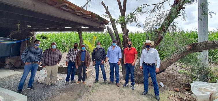 CIMMYT agronomist Erick Ortiz (center) meets with farmers from Colorado de Herrera, Pénjamo, in Mexico’s Guanajuato state, who want to participate in the Agriba Sustentable project. (Photo: CIMMYT)