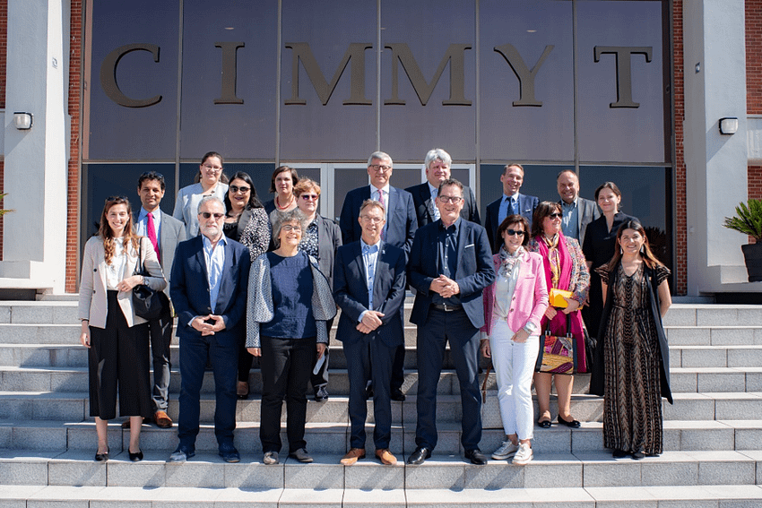 CIMMYT staff welcome Minister Müller and his team at the entrance of CIMMYT’s global headquarters in Mexico. (Photo: Alfonso Cortés/CIMMYT)