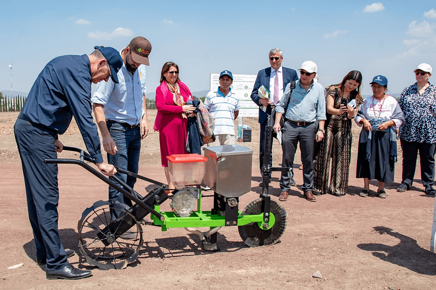 “Could we turn it on?” asks Germany’s federal minister of economic cooperation and development, Gerd Müller, during a small-scale machinery demonstration to show off the latest achievements of MasAgro, an innovative sustainable intensification project that works with more than 500,000 maize and wheat farmers in Mexico. (Photo: Alfonso Cortés/CIMMYT)