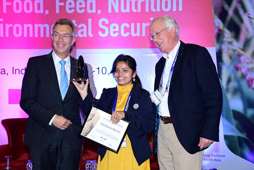 The Director General of CIMMYT, Martin Kropff (left), and the Chair of the MAIZE Independent Steering Committee, Michael Robinson (right), present Samjhana Khanal with the 2018 MAIZE-Asia Youth Innovator Award in the category of Change Agent. (Photo: Manjit Singh/Punjab Agricultural University)