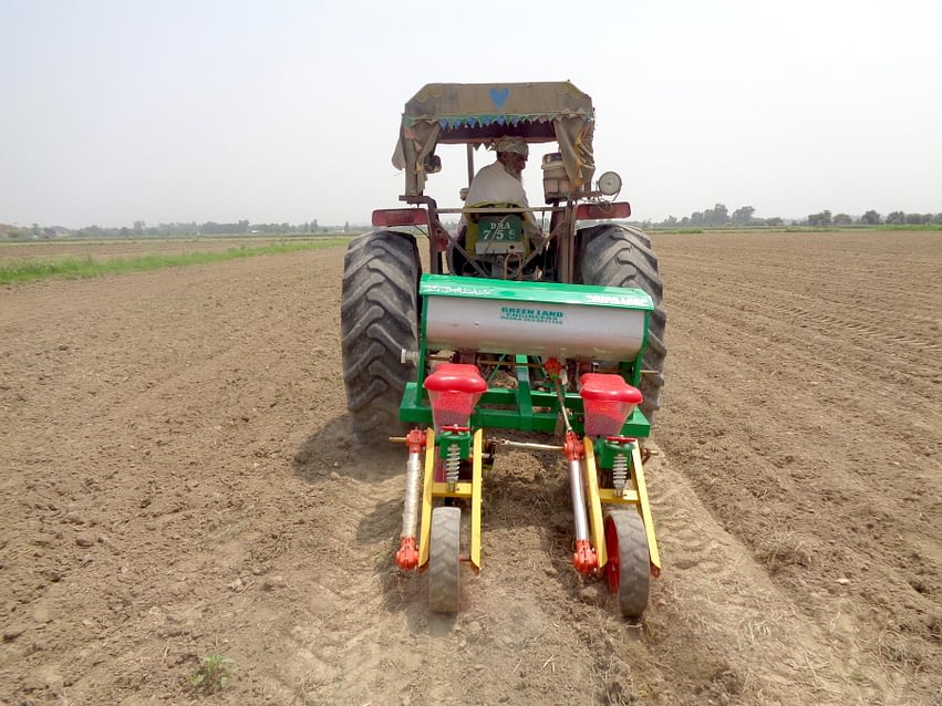 A farmer uses a tractor-operated precision maize planter. (Photo: Kashif Syed/CIMMYT)
