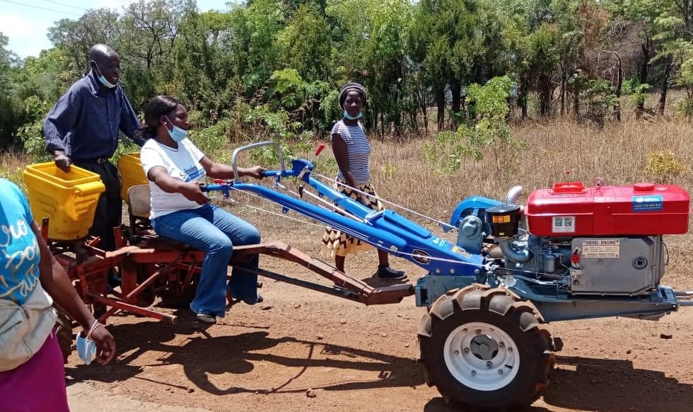An extension officer from Masvingo district drives a two-wheel tractor during a training for service providers and extension officers at Gwebi Agricultural College, Zimbabwe. (Photo: Shiela Chikulo/CIMMYT)
