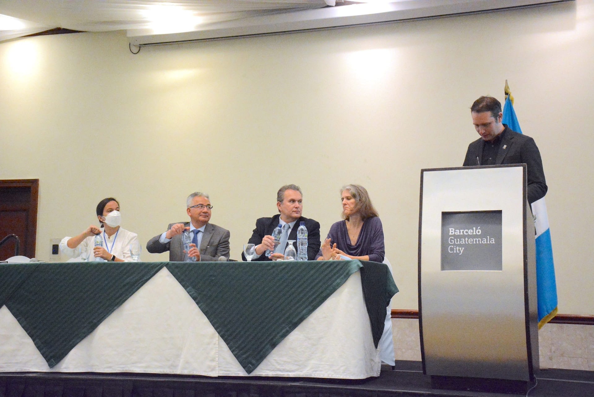 Bram Govaerts, Director General of CIMMYT (right), presents during the launch of the AgriLAC Resiliente Initiative. (Photo: CGIAR)