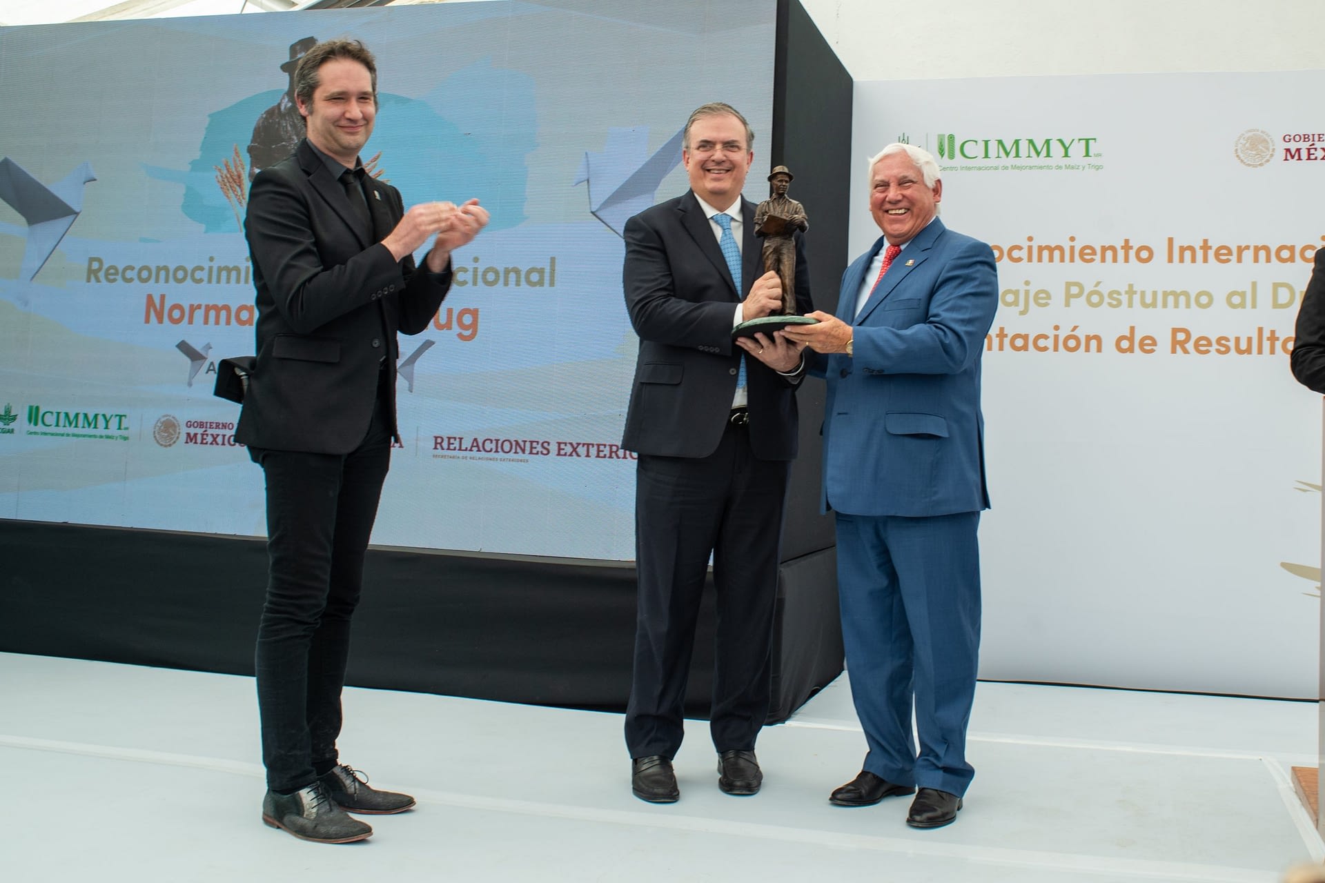 Bram Govaerts, Director General of CIMMYT, presents the Norman E. Borlaug award to Marcelo Ebrard Casaubón, Secretary of Foreign Affairs of Mexico. (Photo: Alfonso Arredondo Cortés/CIMMYT)